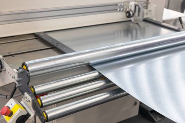 Modern imalat fabrikasında çalışan endüstriyel metal işleme makinesi.