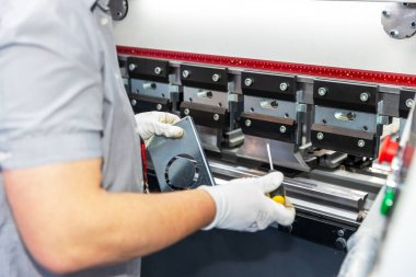 Fabrikada CNC 'nin çalışan teknisyeniyim.