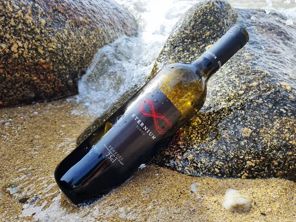 Bottle Spanish Wine Eternium Sandy Beach Sea Harbor Roses Spain — Stock Photo, Image