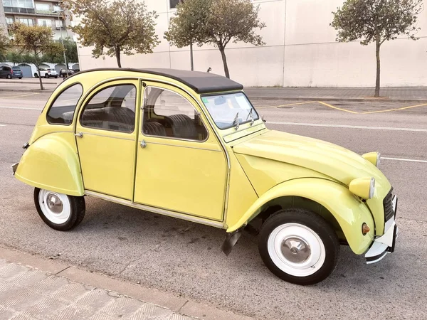 都市部の通りに小さなレトロな黄色の車シトロエン 60年代のフランスの自動車産業の可変収集可能な古い車両 — ストック写真