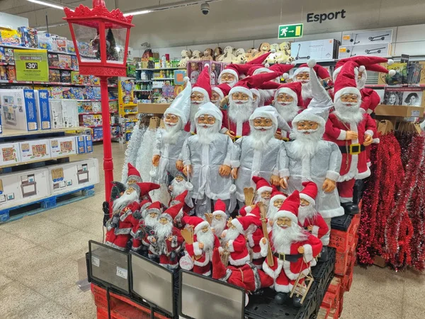 许多大小装饰性圣诞老人玩具在超级市场上出售 除夕夜装饰品的圣诞销售 Barcelona Spain November 2022年11月 图库图片