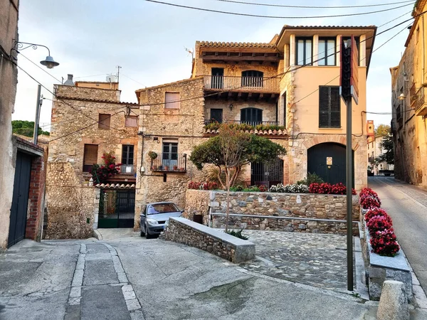 Akdeniz Şehrinin Caddesinde Balkonları Olan Eski Taştan Bir Bina Turistler Telifsiz Stok Fotoğraflar