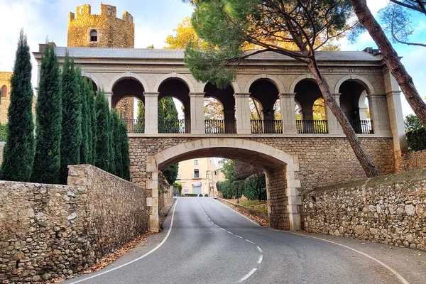 Gammel Stenbro Med Bue Vejen Det Gamle Middelalderslot Peralada Spanien Royaltyfrie stock-billeder