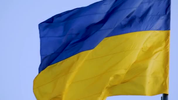 Украина Желтый Синий Флаг Голубом Фоне Неба Ветреный День Видеозапись — стоковое видео