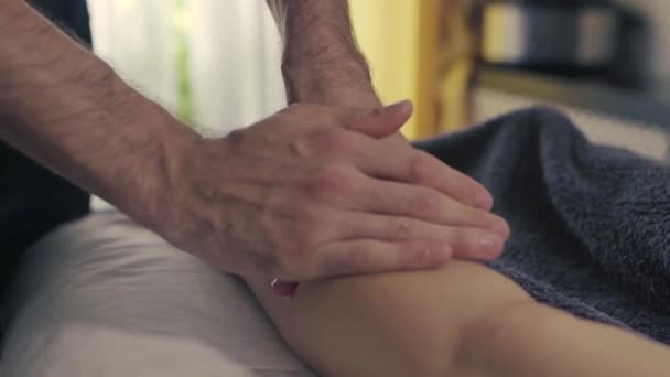 Jovem Mulher Recebendo Massagem Nos Pés Com Óleo Massagista Masculino — Vídeo de Stock
