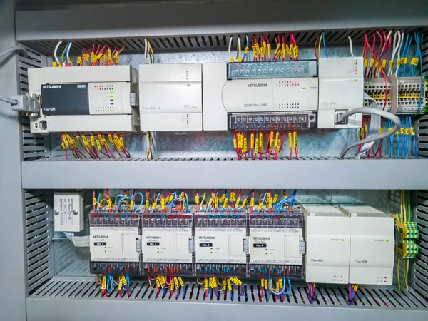Mitsubishi Plc Modules Row Electrical Cabinet Automation Control System Industrial Stockfoto