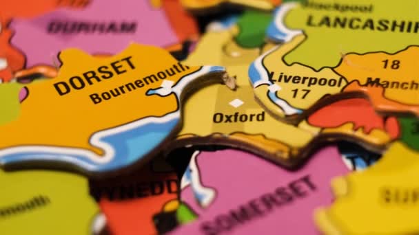 英格兰地图拼图与英国城市伦敦 利物浦 曼彻斯特 伯恩茅斯 特写视频背景 多莉镜头 土地的深度 — 图库视频影像