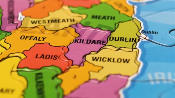 Irlanda Mapa Bloques Rompecabezas Con Ciudades Irlandesas Primer Plano Fondo — Vídeo de stock