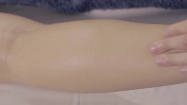 Young Woman Getting Leg Massage Oil Male Masseur Luxury Resort — Vídeo de Stock