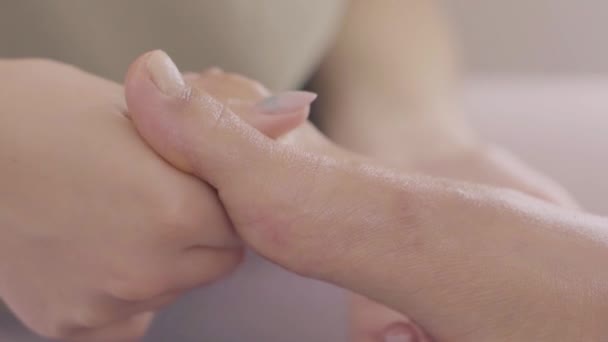 Jovem Mulher Recebendo Massagem Nos Pés Com Óleo Massagista Feminino — Vídeo de Stock