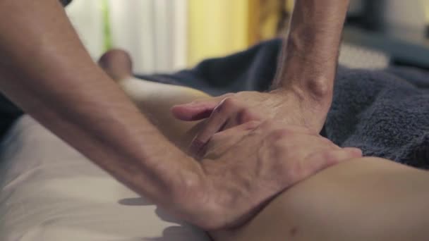 Ung Kvinna Får Fötter Massage Med Olja Manlig Massör Lyx — Stockvideo