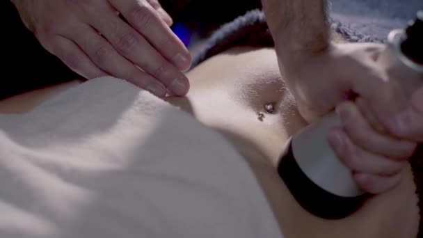 Mandlig Massør Gør Cellulite Vakuum Mave Massage Unge Kaukasiske Kvinde – Stock-video