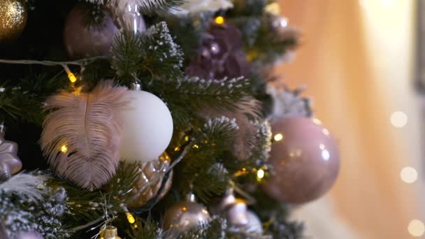 Новорічна Ялинка Блимаючими Гірляндами Різдвяними Прикрасами Вдома Святковий Відео Фон — стокове відео