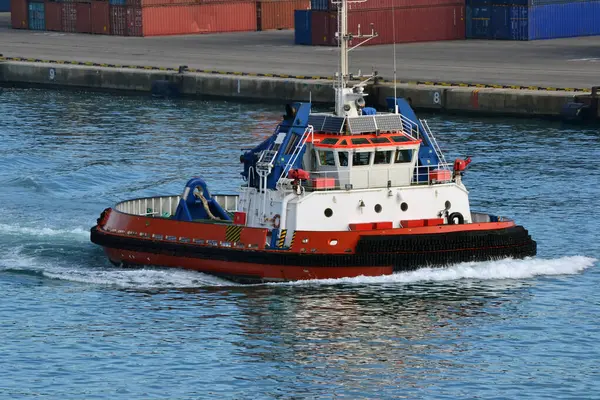 Rıhtımın yanında giden römorkör.