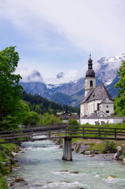 Bavyera Alpleri ve ünlü Parish Kilisesi, St. Sebastian falltime, Nationalpark Berchtesgadener arazi, upper Bavaria, Almanya Ramsau köy içinde doğal dağ manzarası.