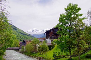 Alplerdeki yol ve dağ tatil köyü. Bavyera tatil beldesi