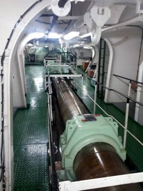 Geminin makine dairesi. Geminin (Gemi) Makine Odası Uzay / Endüstriyel merdivenleri. Geminin Motoru Ağır Makineler Alanı - Borular, vanalar, Motorlar