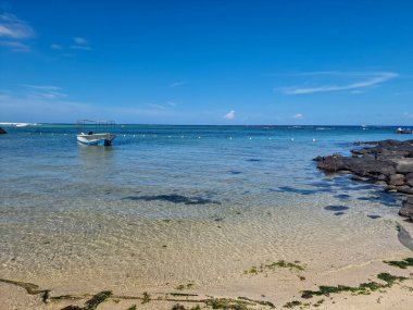 Okinawa, Japonya 'da beyaz bulutlu güzel kumsal ve mavi gökyüzü