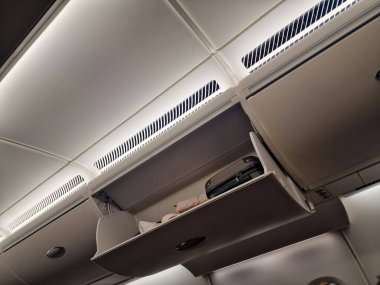 İçinde bavul olan açık bir uçak manzarası seyahat gereksinimlerini ve yolcu kolaylığını vurguluyor. Seyahat, havacılık ve uçuş deneyimleri temaları için ideal.