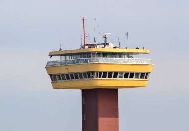Hava trafik kontrol kulesinin detaylı bir görüntüsü