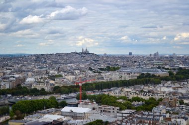 Montmartre 'daki Sacre Coeur Bazilikası, Grand Palais, Seine Nehri ve ön planda kırmızı bir vinç bulunan Paris şehir manzarası..