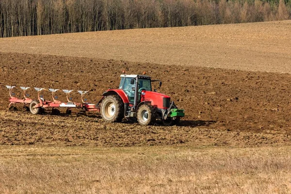 Ladang Bajak Traktor Pekerjaan Musim Semi Pertanian Republik Ceko Lanskap — Stok Foto