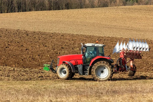 Tractor Arando Campos Trabajos Primavera Granja República Checa Paisaje Agrícola —  Fotos de Stock