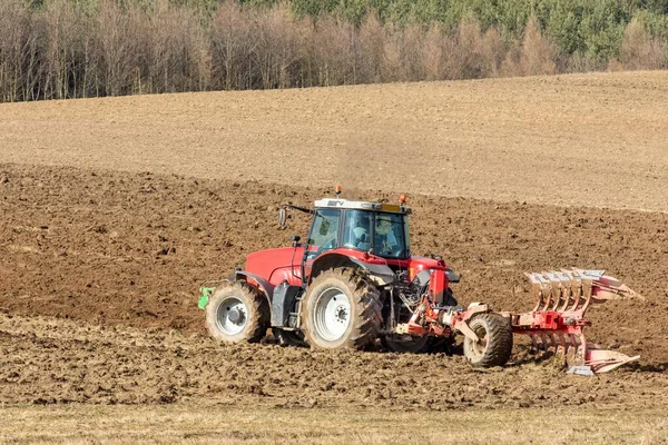 Ladang Bajak Traktor Pekerjaan Musim Semi Pertanian Republik Ceko Lanskap — Stok Foto