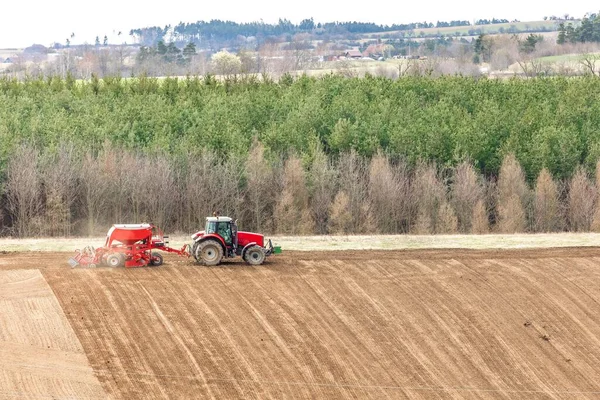 공화국의 농장에서 일한다 농업의 봄날이다 뿌리는 트랙터를 농사를 곡식을 — 스톡 사진
