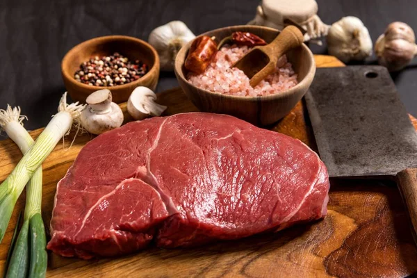 生牛皮肉切碎或牛皮肉排在肉桌上 黑色背景 准备烤箱 优质牛肉 烧烤季节 — 图库照片