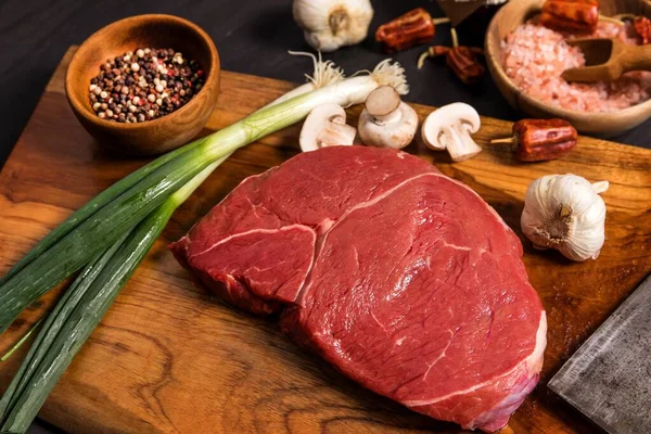 生牛皮肉切碎或牛皮肉排在肉桌上 黑色背景 准备烤箱 优质牛肉 烧烤季节 — 图库照片