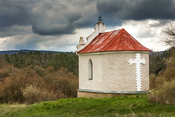 チェコのリコニン村の近くの風景の中にカトリックの小さな礼拝堂 聖母マリアの礼拝堂 雲のある劇的な春の空 — ストック写真