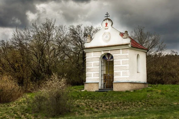 チェコのリコニン村の近くの風景の中にカトリックの小さな礼拝堂 聖母マリアの礼拝堂 雲のある劇的な春の空 — ストック写真