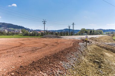 Çek Cumhuriyeti 'nin Cebin köyü yakınlarındaki yeni karayolunun şantiyesi. Bölgenin yeni asfalt döşemeye hazırlanması.