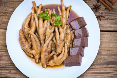 Tavuk ayağı güveci, beyaz otlar ve baharatlarla ahşap arka planda biberli limon sebzesi, Asya Çin yemeği, Tayland yemeği, tavuk ayağı çorbası...