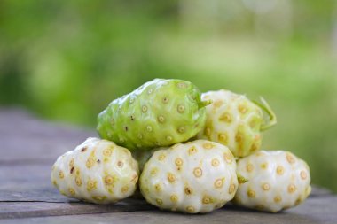 Noni meyveli bitkisel ilaçlar, ağaçtan taze noni diğer adları Great Morinda, Beach dudu veya Morinda Citrifolia.