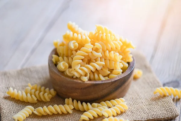 Pasta Rauwe Macaroni Houten Schaal Achtergrond Close Rauwe Macaroni Spiraal — Stockfoto