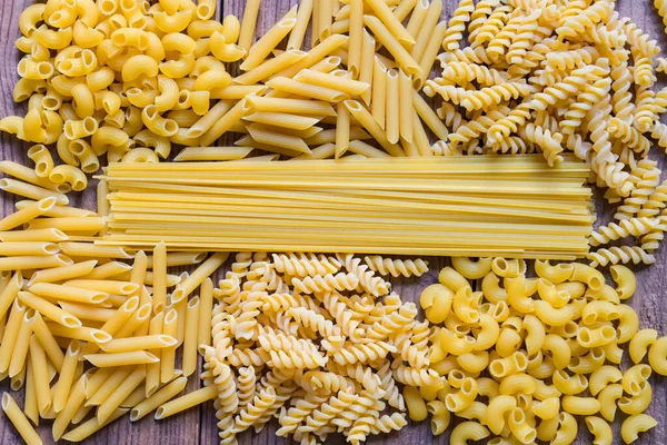 Rohe Nudeln Verschiedene Arten Von Ungekochten Nudeln Makkaroni Spaghetti Und — Stockfoto