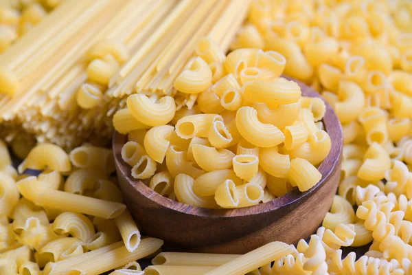 Macarrones Crudos Cuenco Madera Pasta Varios Tipos Espaguetis Pasta Cruda — Foto de Stock