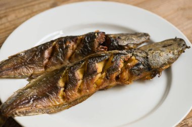 Beyaz tabakta ızgara yayın balığı, Tayland yemeği yayın balığı tatlı su balığı.