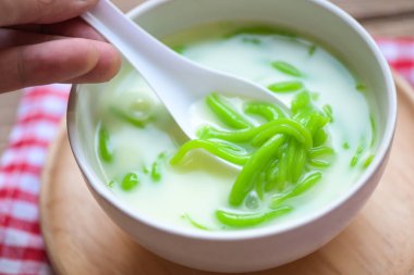 Tayland tatlısı- Tayland pirinçli pandan yaprağı hindistan cevizi sütü ve şuruplu tatlı beyaz kasede tatlı, Asya yemeği - üst görünüm 