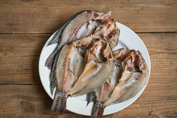 Suszone Ryby Białym Talerzu Tilapia Gotowania Potraw Drewnie Konserwacja Żywności — Zdjęcie stockowe