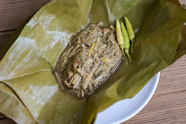 在泰国 竹笋作为食物 用香蕉叶切片和烹调竹笋放在桌上的食物上 — 图库照片