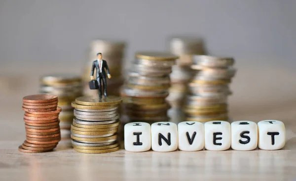 Investir Mensagem Homem Negócios Sobre Uma Moeda Pano Fundo Mesa — Fotografia de Stock