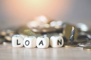 Borç ekonomisi konsepti para ve finans, masanın üzerinde, kredi işletme finans ekonomisi ve işadamı tahta masa arkasında duran bir madeni para