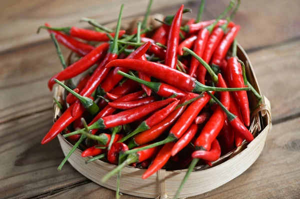Chilli Paprika Red Hot Chilli Papričky Pozadí Koše Zblízka Skupina — Stock fotografie