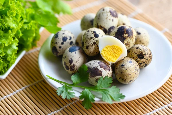 Gekookte Eieren Kwarteleitjes Wit Bord Ontbijteieren Met Verse Kwarteleitjes Groentekoriander — Stockfoto