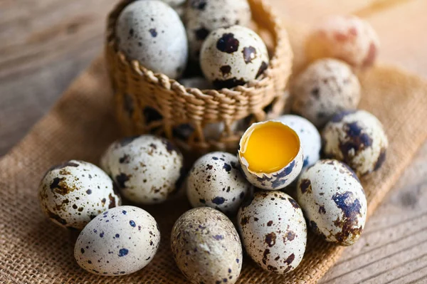 Kwarteleitjes Mand Verse Kwarteleitjes Houten Ondergrond Rauwe Eieren Met Schil — Stockfoto