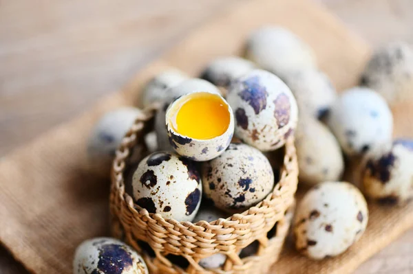 Перепелиные Яйца Корзине Свежие Перепелиные Яйца Фоне Деревянного Стола Сырые — стоковое фото