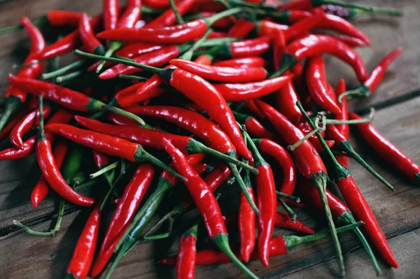 Chili Peppar Röd Varm Chili Paprika Trä Bakgrund Närbild Grupp — Stockfoto